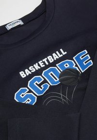 Navyblaue Baumwoll-T-Shirt mit bedrucktem Text "BASKETBALL SCORE" in Weiß und Blau, ergänzt durch eine schwarze Basketballgrafik und strukturierte Linien.
