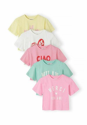 Pięć kolorowych t-shirtów z krótkim rękawem w pastelowym żółtym, białym, różowym, miętowo-zielonym i różowym kolorze, każdy z innymi nadrukami tekstowymi w języku francuskim lub włoskim.