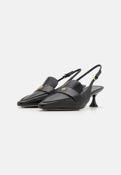 Črne usnjene slingback čevlje s kitten peto, koničastimi nosovi in malimi zlatimi okraski v obliki čebel na sprednjih trakovih.