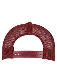 Rode mesh honkbalpet met een gebogen rand, verstelbare plastic strap aan de achterkant en een gestructureerd oppervlak voor ademend vermogen.