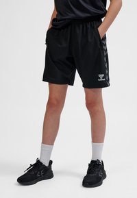 Shorts sportivi neri con vita elasticizzata, dotati di tasche laterali e motivo a chevron testurizzato lungo i lati.