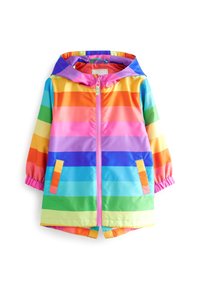 Veste de pluie colorée avec des rayures horizontales roses, orange, jaunes, vertes et bleues, équipée d'une fermeture éclair à l'avant et de poignets élastiques.