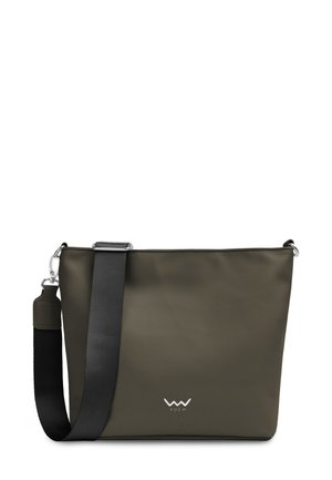 Grüne Crossbody-Tasche aus Kunstleder mit schwarzem Riemen, Reißverschluss und silberfarbener Hardware. Unten befindet sich ein Logo für klare Markenkennzeichnung.