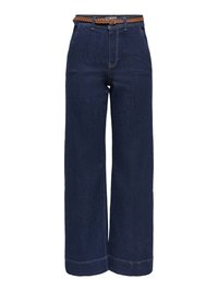 Jean en denim foncé à jambes larges et taille haute, équipé d'une ceinture tressée marron et d'un design classique à cinq poches. Coutures apparentes à l'ourlet.