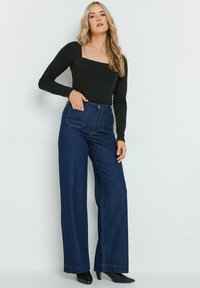 Dunkelblaue weite Jeans aus Denim mit zwei Gesäßtaschen, Kontrastnähten und hoher Taille mit einem Knopfverschluss.