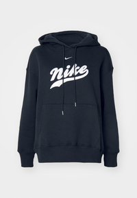 Svart Nike-hoodie med vitt skriptlogotyp, framficka i kängurustil och justerbar dragsko på huva.