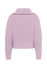 Pull en maille côtelée lilas avec large col rabattu, manches longues avec détail en tricot torsadé, et taille ajustée, vu de dos.