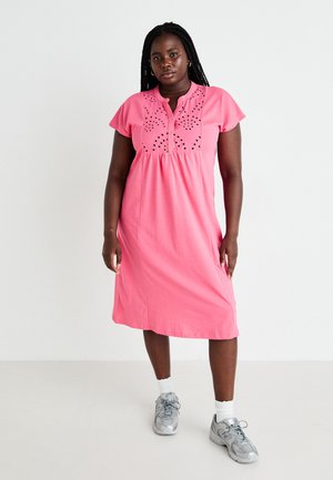 Rochie roz din bumbac cu decolteu tip henley și mâneci scurte. Prezintă modele decorative tăiate pe bust. Design până la genunchi.