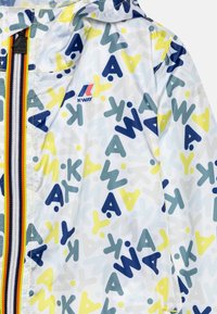 Giacca K-Way realizzata in un tessuto leggero e resistente all'acqua, con un motivo astratto multicolore nei toni del blu, giallo e verde.