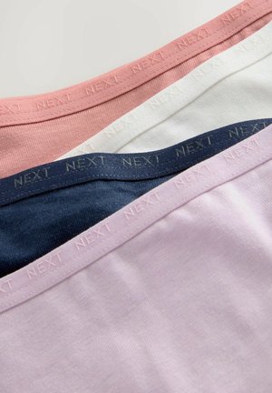 Quatre débardeurs en coton disposés à plat : rose, blanc, bleu marine et rose clair. Chacun d'eux présente un col côtelé avec « NEXT » embossé sur les bandes.