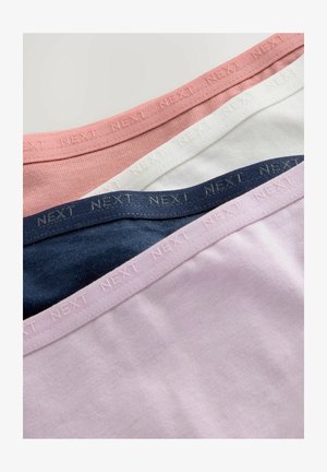 Fire bomulds tanktoppe ligger fladt: pink, hvid, marineblå og lys pink. Hver har en ribbet halsudskæring med "NEXT" prægede på bandene.