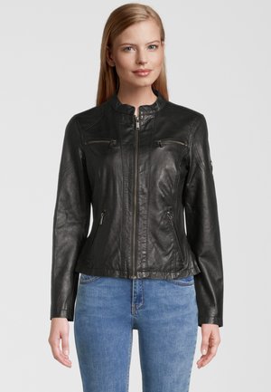 Schwarze Lederjacke mit einem taillierten Design, Stehkragen und Reißverschlusstaschen vorne. Glatte Textur und maßgeschneiderte Form, kombiniert mit blauen Jeans.