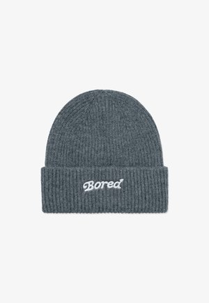 Grijze geribbelde gebreide muts met opgevouwen boord, centraal op de boord voorzien van het witte geborduurde woord "Bored".