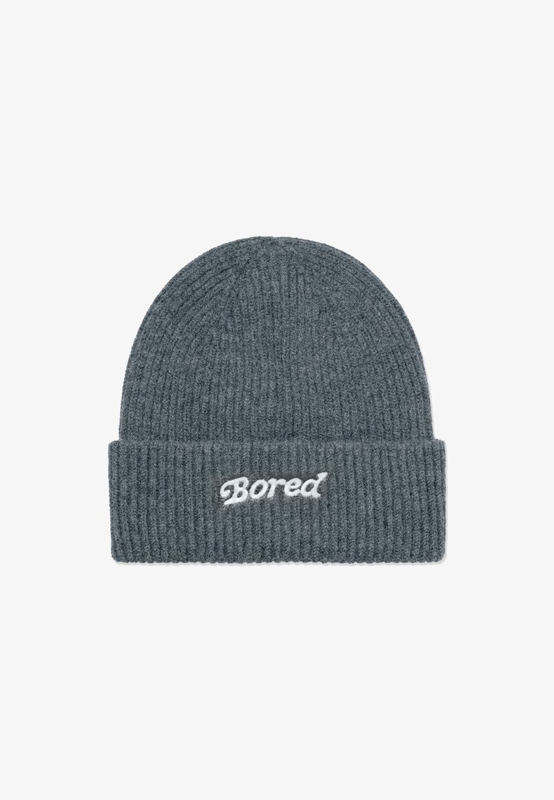 Cappellino a maglia grigio a coste con risvolto caratterizzato dalla parola "Bored" ricamata in bianco, posizionata al centro del risvolto.