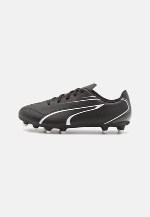 Sorte fotballsko laget av syntetisk materiale, med hvite detaljer, snøring og formede pigger for grep.