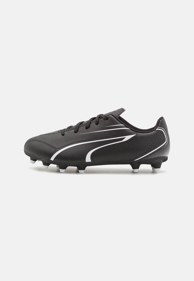 Scarpe da calcio nere realizzate in materiale sintetico, con dettagli bianchi, design con lacci e tacchetti moldati per una migliore aderenza.