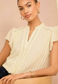 Love & Roses SCALLOP DETAIL FLUTTER SLEEVE PLEATED REGULAR FIT - Blúz - ivory white