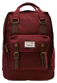Bordowy plecak wykonany z płótna z brązowymi skórzanymi akcentami, dwoma przednimi kieszeniami, regulowanymi ramiączkami i uchwytami u góry. Posiada logo marki.