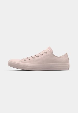 Adidași din pânză roz deschis, cu vârful rotunjit, talpă din cauciuc, șase găuri pentru șireturi și cusături vizibile. Design cu profil scăzut și textură netedă.