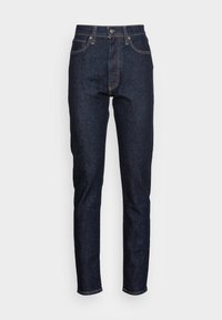 Jeans de ganga azul-escuro com um corte reto, apresentando um design clássico de cinco bolsos, fecho de botão e costuras amarelas em contraste.