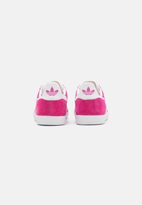 adidas Originals GAZELLE UNISEX - Tenisice - semi lucid fuchsia/footwear white/gold metallic