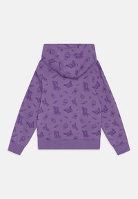 Felpa viola con un motivo ripetuto di funghi, insetti e foglie. Il materiale sembra morbido con una vestibilità comoda e polsi a coste.