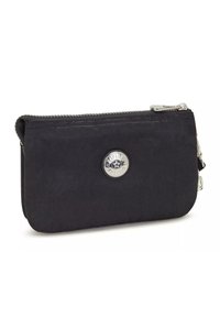 Pochette da polso nera con zip, dotata di emblema circolare argentato e tiretto in metallo, mostrata su uno sfondo bianco.