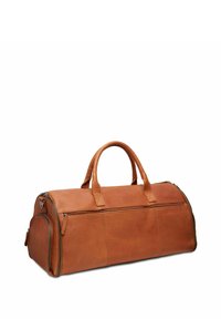 Borsa da viaggio in pelle marrone con manici doppi, scomparti con zip, forma rotonda e texture liscia. Presenta accenti di design minimalista.