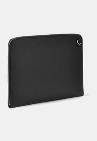 Sleeve per laptop nera realizzata in materiale testurizzato con chiusura a zip, dotata di una zip argentata e un piccolo dettaglio in metallo su un lato.