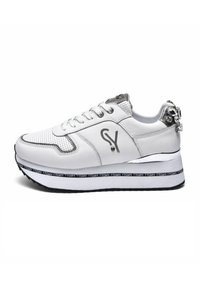 Sneaker sintetiche bianche con design perforato, dettagli in argento, logo sul lato e una suola spessa bicolore nera e bianca con dettagli testuali.