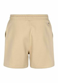 Shorts décontractés beiges avec ceinture élastique, poches latérales et petit détail de drapeau rouge, blanc et bleu sur le côté supérieur droit.