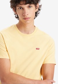 Levi's® ORIGINAL HOUSEMARK TEE - Základné tričko - sahara sun