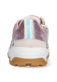 Sneaker z wielokolorową, teksturowaną cholewką z różowymi, niebieskimi i białymi akcentami. Gruba kremowa podeszwa z gumowym bieżnikiem.