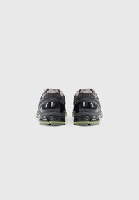 ASICS SportStyle GEL QUANTUM 360 UNISEX - Zapatillas - graphite grey/green apple