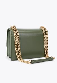 Borsa in pelle verde con tracolla a catena, forma rettangolare, texture liscia e dettagli in metallo dorato. Presenta una chiusura a patta.