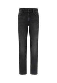 Jeans de mezclilla negra con un diseño de corte recto, que cuentan con un cierre de botón, cinco bolsillos y un leve desgaste, ofreciendo un look clásico.