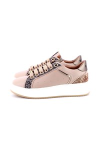 Sneakers platform beige con dettagli in stampa leopardata, occhielli dorati, dettaglio glitterato sul tallone e suole bianche spesse, vista laterale su sfondo bianco.