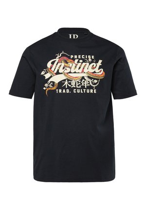 Sort bomulds t-shirt med et grafisk design med en slange og tekst i flere farver, herunder hvide og røde accenter. Kortærmet, rund hals.