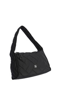 Bolso de hombro negro acolchado con correa ancha, cierre de cremallera y pequeño logotipo cuadrado en el frente, aislado sobre fondo blanco.