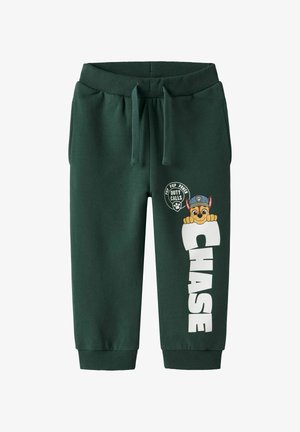 Zaļi flīsa sporta bikses ar elastīgu jostas vietu un saistāmu auklu, potīšu aprocēm un drukātiem attēliem ar karikatūru raksturu un tekstu.