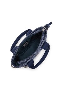Borsa in tessuto blu navy con fantasia, dotata di due manici corti, chiusura con zip e fodera interna scura. Include dettagli come logo e accessori in metallo.