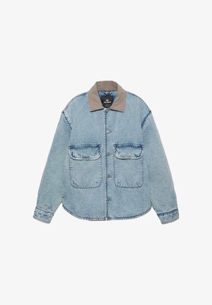 Svetlo modra denim jakna z rjavim ovratnikom, zapenjanjem na gumbe in dvema velikima sprednjima žepoma z zaponkami.
