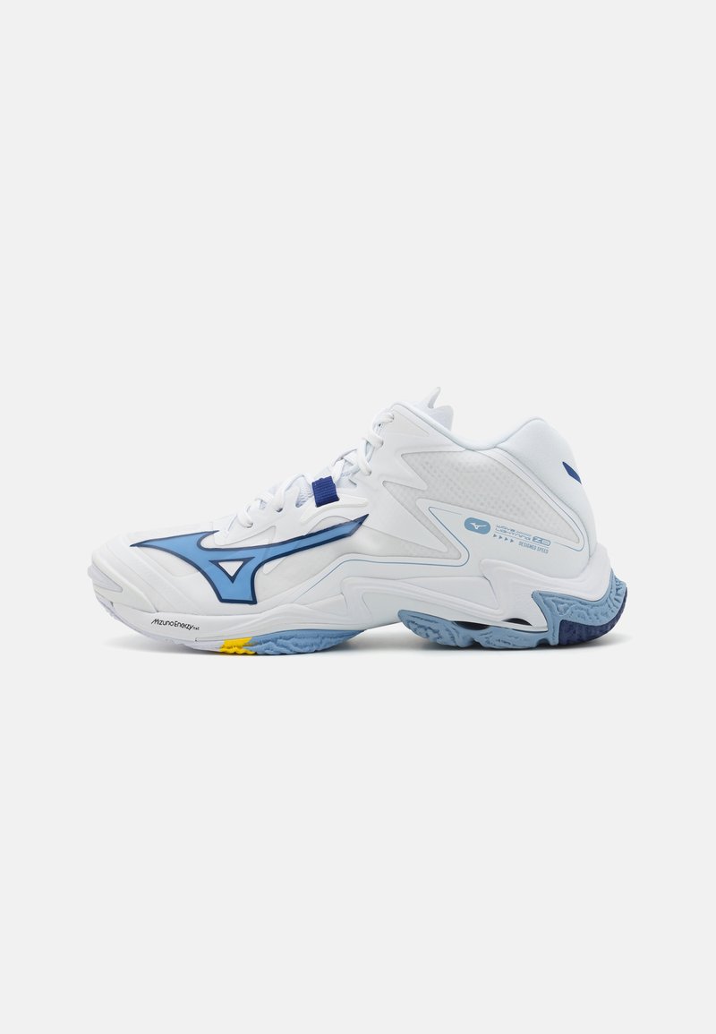 Chaussure de sport blanche avec des accents bleus, des panneaux en maille et des semelles texturées. Présente un logo distinctif et un design de laçage robuste.