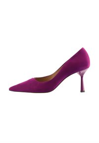 Fuchsia suède pump met hoge hak, een puntige neus en een glanzende, uitlopende hak. Zachte textuur, minimalistisch ontwerp en een slank silhouet.