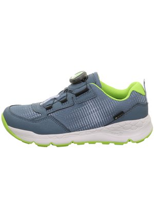 Blaue und grüne Sport sneaker mit weißer Sohle, mesh-textur und einem schwarzen Schnellschnürsystem auf weißem Hintergrund.