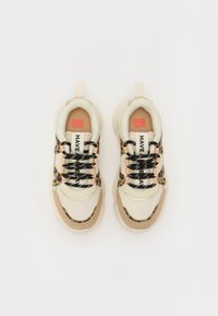 Sneakers con una toma in rete e suede, accenti beige e stampa animale, lacci neri, colletto imbottito e un tab di estrazione sul tallone.