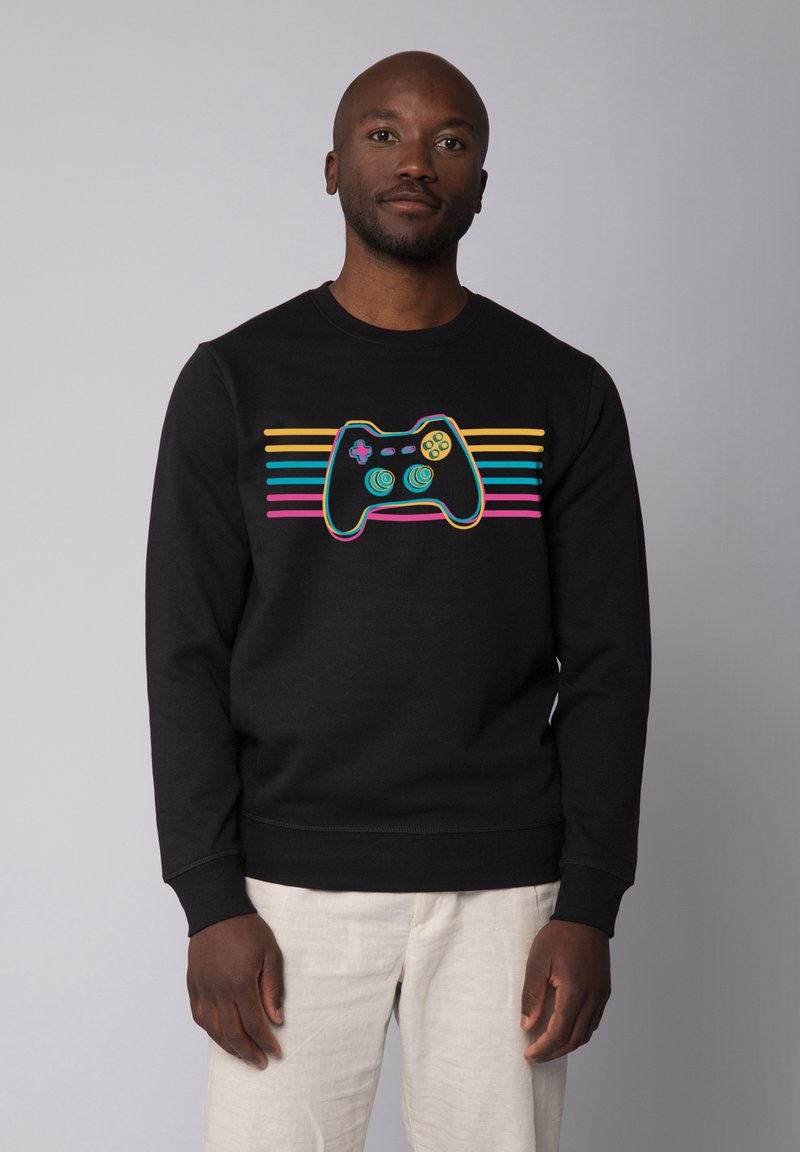 Zwarte sweatshirt met een kleurrijke gamecontroller-afbeelding en horizontale strepen in roze, geel en turquoise over de borst.