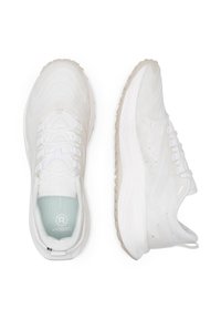 Adidași albi sport cu un superior texturat, design cu șireturi, limbă căptușită și talpă din cauciuc semi-transparent.