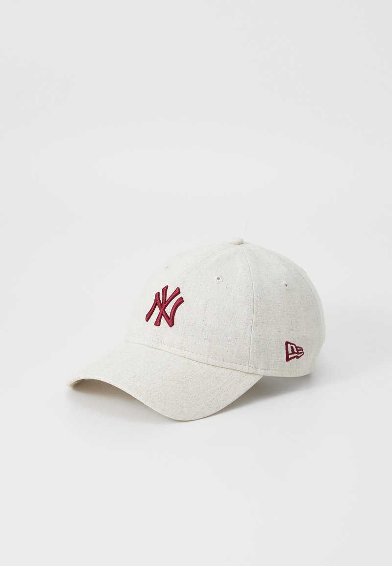 Hellgraue Baseballkappe mit rotem gesticktem Logo, gebogenem Schirm und Ösen Details; präsentiert eine Textur im Stoff.