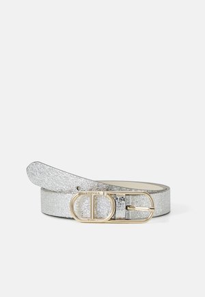 Ceinture en paillettes argentées fabriquée en matériau synthétique texturé. Elle est dotée d'une boucle ovale dorée et d'une doublure intérieure lisse.